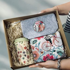 DARILNI PAKET "PEDAGOGOM V ZAHVALO 12 – NA POTI" (lonček to go + toaletka/peresnica + nakupovalna vrečka) - v darilni škatli