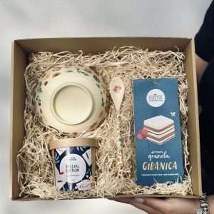 DARILNI PAKET "PEDAGOGOM V ZAHVALO 13 – ZAJTRK" (skledica + žlička + granola + kava) - v darilni škatli